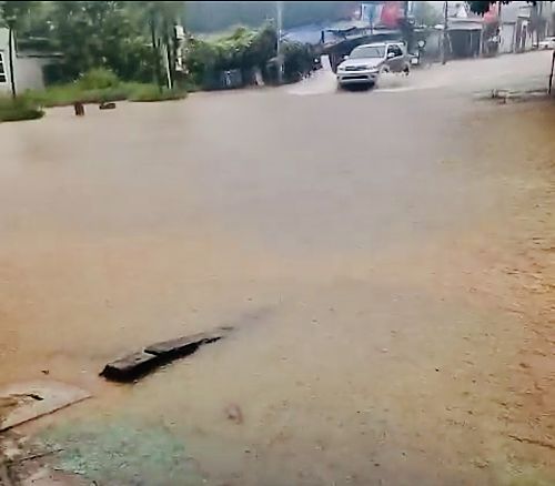 Trận mưa sáng ngày 24/8 khiến một số tuyến đường trên địa bàn thành phố ngập nước. Trong ảnh: Điểm ngập lụt trước cổng bản Tả Làn Than, phường Tân Phong, thành phố Lai Châu. 